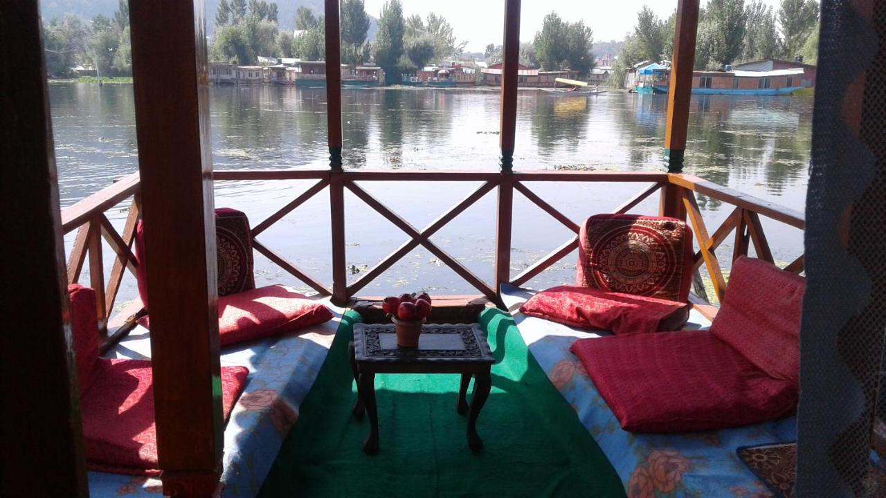 Houseboat Dunhill Bed & Breakfast Srīnagar Екстериор снимка