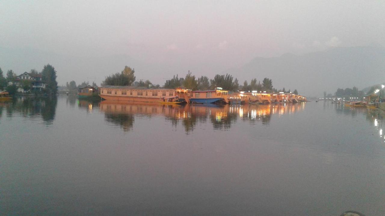 Houseboat Dunhill Bed & Breakfast Srīnagar Екстериор снимка