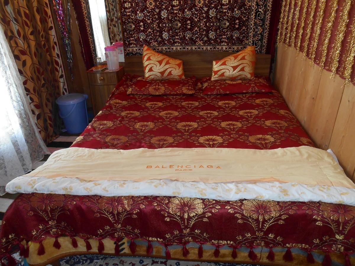 Houseboat Dunhill Bed & Breakfast Srīnagar Екстериор снимка