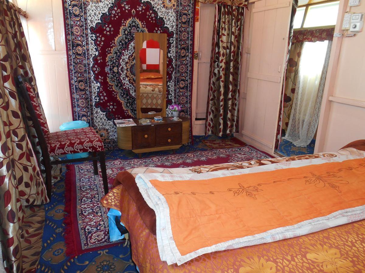 Houseboat Dunhill Bed & Breakfast Srīnagar Екстериор снимка