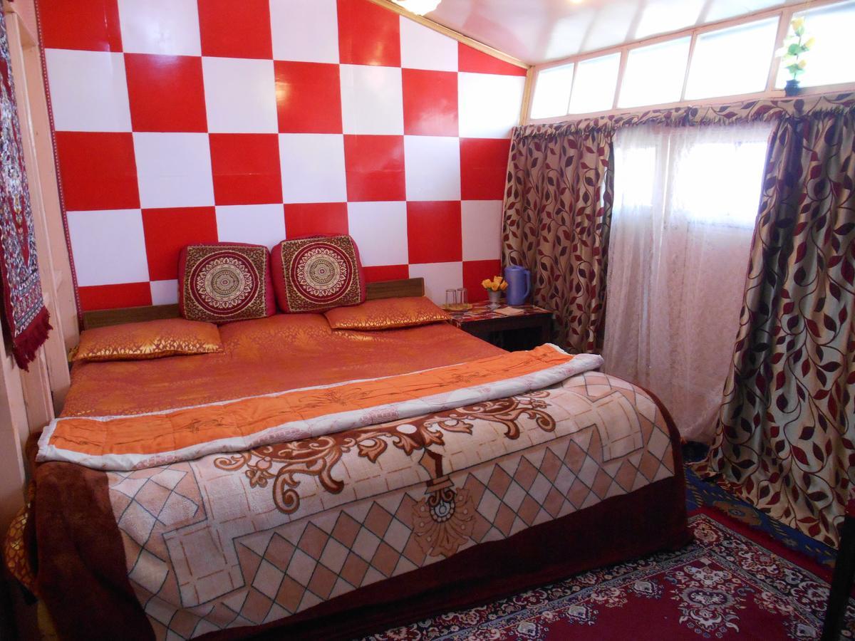 Houseboat Dunhill Bed & Breakfast Srīnagar Екстериор снимка