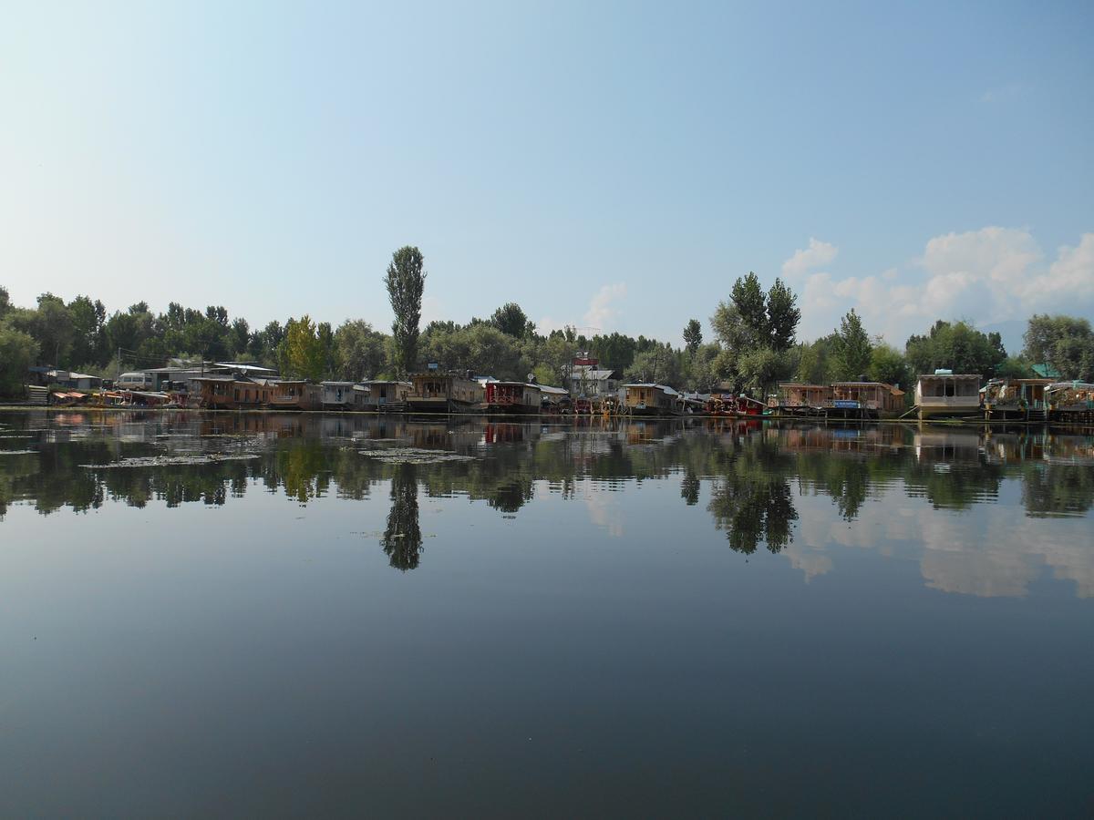 Houseboat Dunhill Bed & Breakfast Srīnagar Екстериор снимка