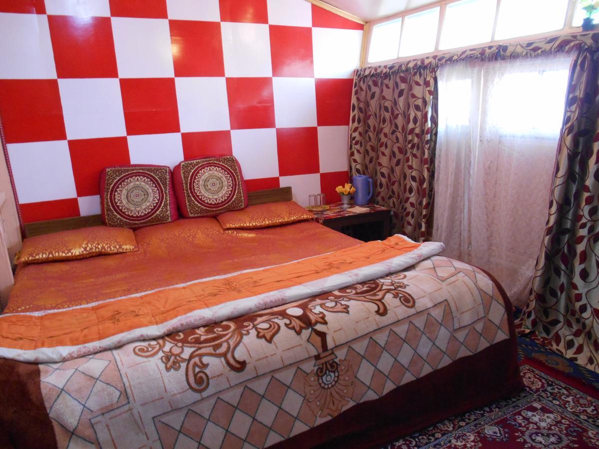 Houseboat Dunhill Bed & Breakfast Srīnagar Екстериор снимка